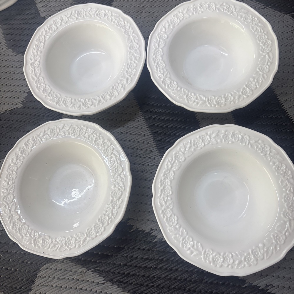 Set Of  4 Indiana Milk Glass Orange Blossom  Fruit Berry Dessert  Bowls‎